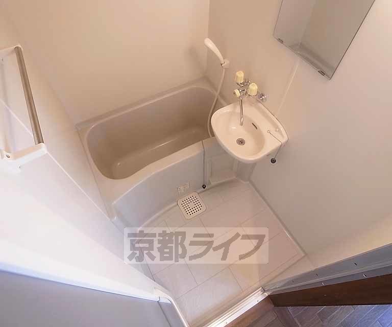 バス・シャワールーム　洗面の付いた浴室です。