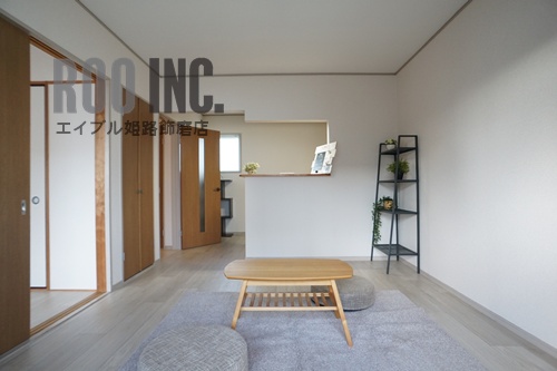 居室・リビング　写真は反転のお部屋です