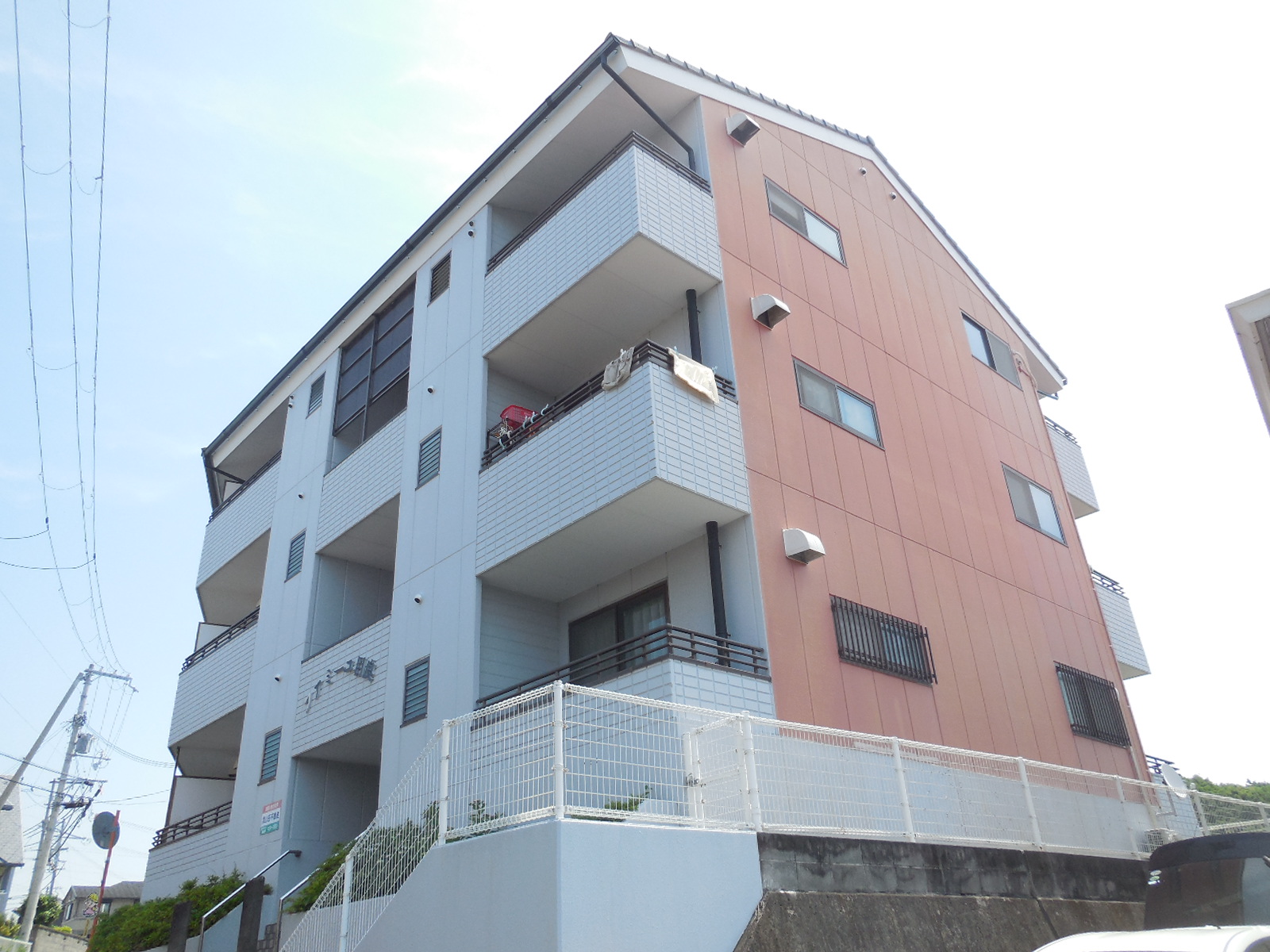 建物外観　高台に位置します