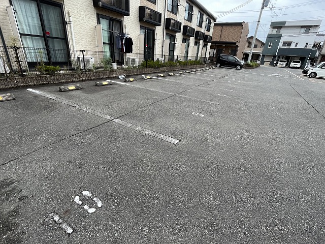 【貝塚市三ツ松のアパートの駐車場】