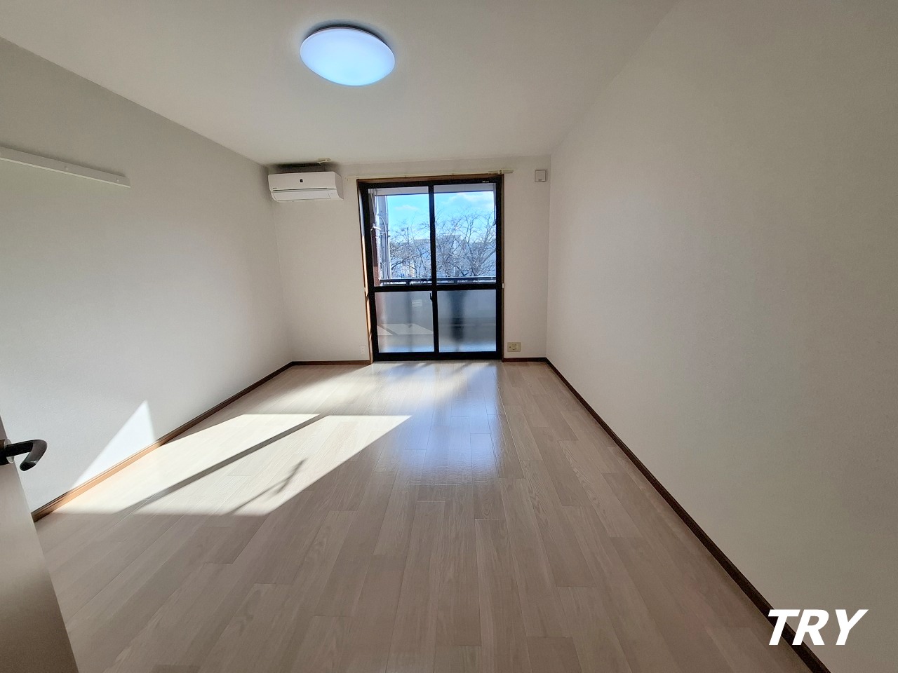 居室・リビング　9帖の広々とした洋室です。