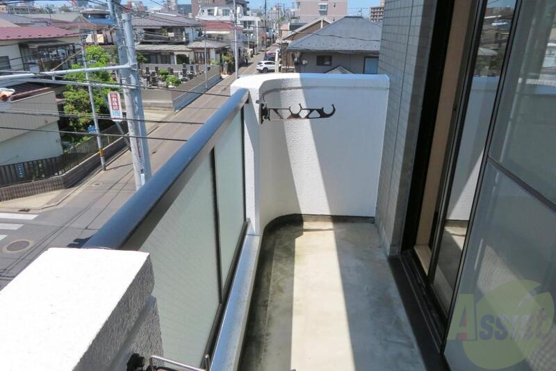 バルコニー　バルコニーは西側、午後からのお洗濯ははかどりそうですね