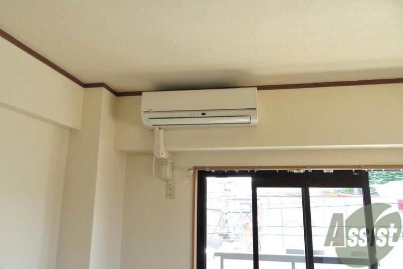 その他設備　エアコンはお部屋の角に設置済み、シーズン問わず活躍ですね