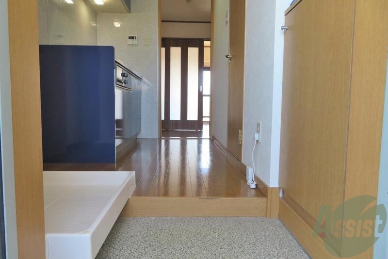 玄関　玄関を入ると右手に脱衣所、トイレ、正面が居室です