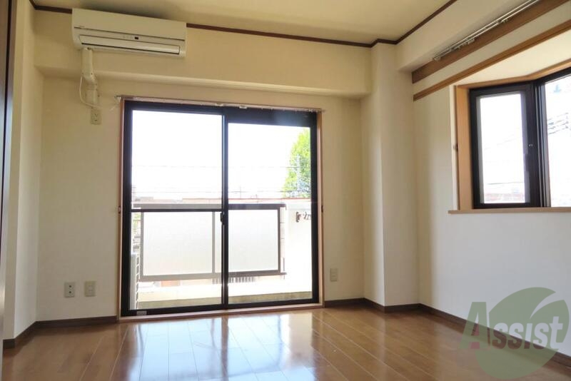 居室・リビング　西と北の２面採光で、南向きじゃなくてもなかなか明るいですね