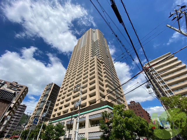 【神戸市中央区中山手通のマンションの建物外観】