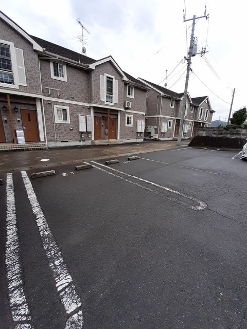 【備前市東片上のアパートの駐車場】