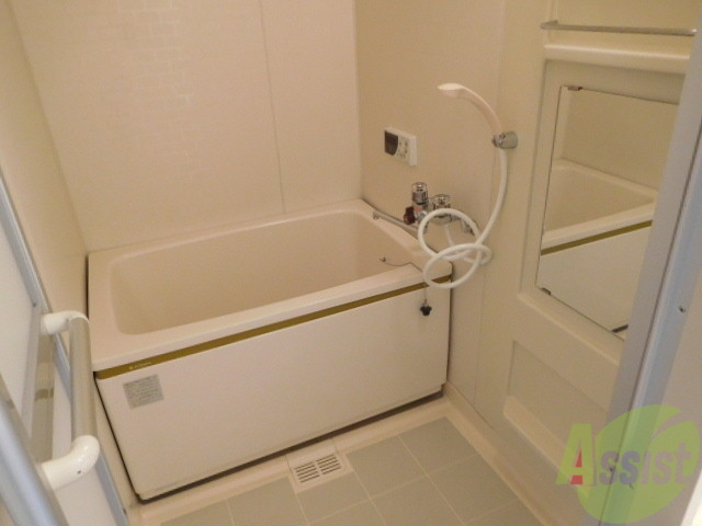 バス・シャワールーム　真っ白浴室鏡付きですよ