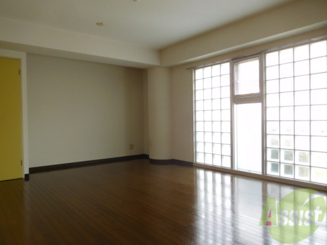 その他部屋・スペース　壁一面ガラスブロックで明るいお部屋です