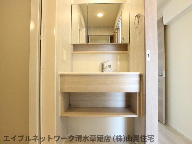 洗面設備　独立洗面台あり、毎朝おしゃれに忙しい女性の方におすすめです