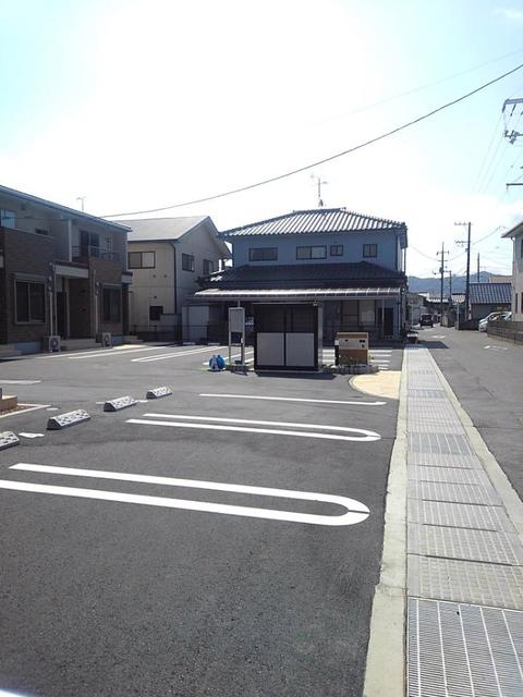 【福山市駅家町大字万能倉のアパートの駐車場】