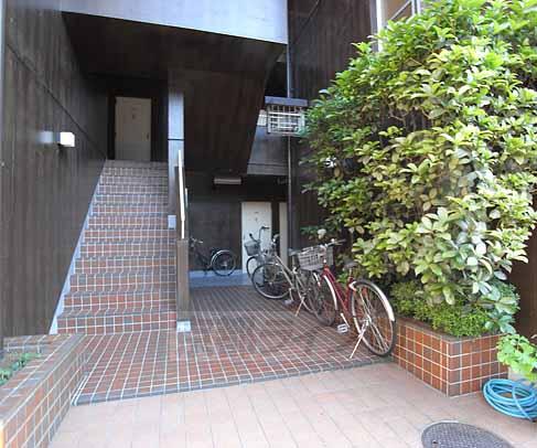 【京都市伏見区山崎町のマンションのエントランス】