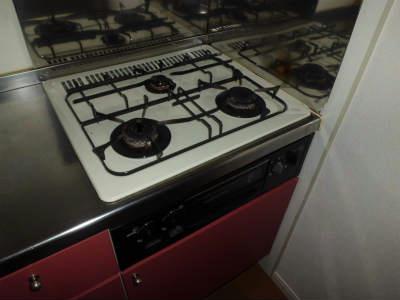 キッチン　３口ガスコンロとグリル付の流し台。