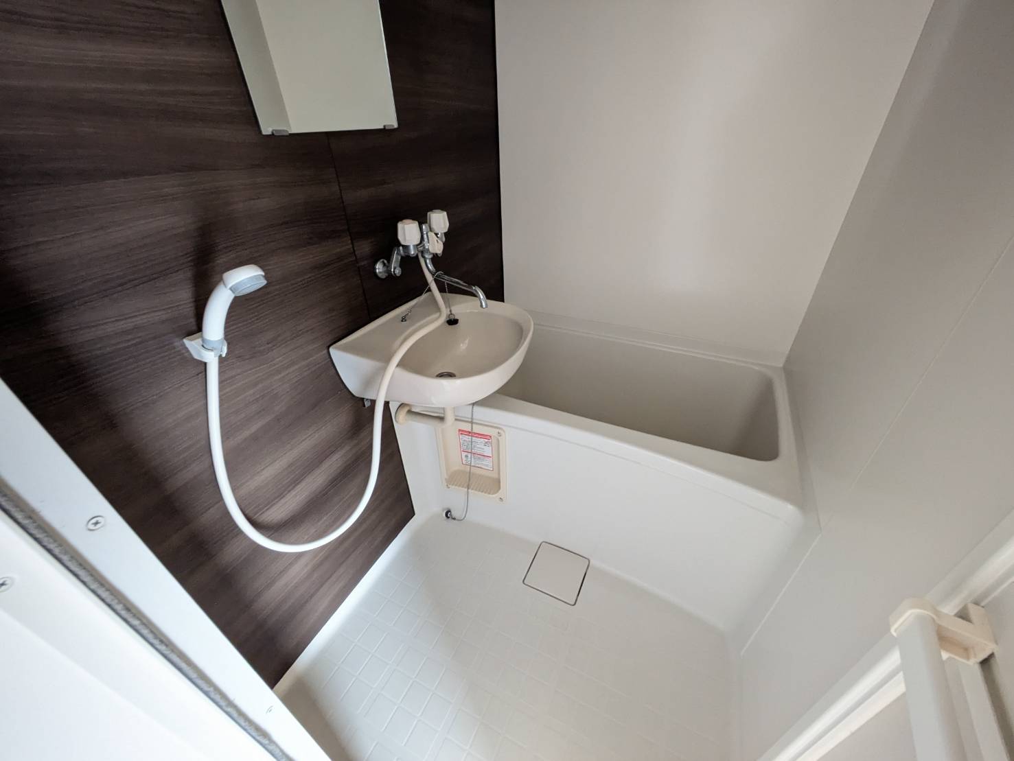 バス・シャワールーム　壁一面色つきのフィルム張り付け。