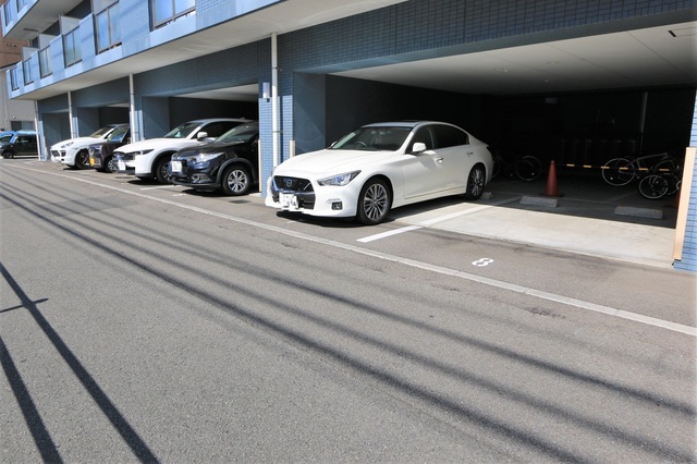 【松山市湊町のマンションの駐車場】