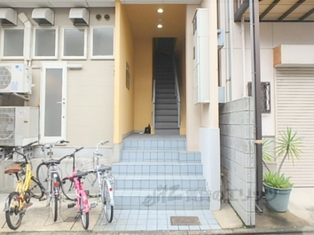 【京都市右京区太秦安井小山町のマンションのエントランス】