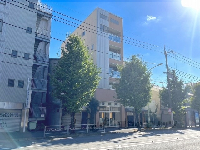 京都市右京区太秦安井小山町のマンションの建物外観