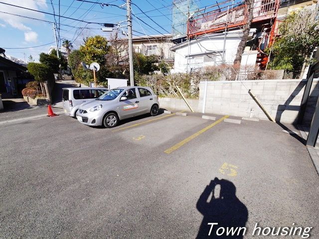 【横浜市都筑区東山田町のアパートの駐車場】