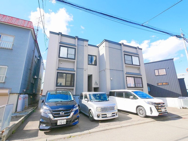 建物外観　閑静な住宅地に建つお部屋です♪