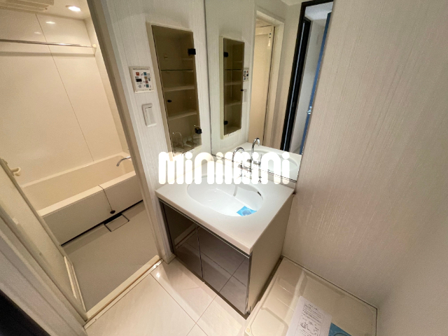 洗面設備　大きな鏡の洗面台