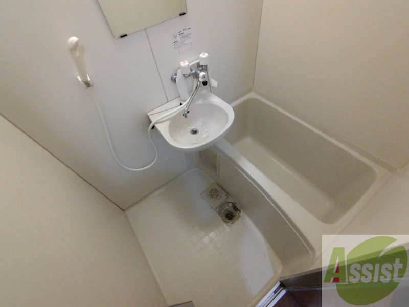 バス・シャワールーム　こちらはお風呂。一日の疲れをここで癒してください。