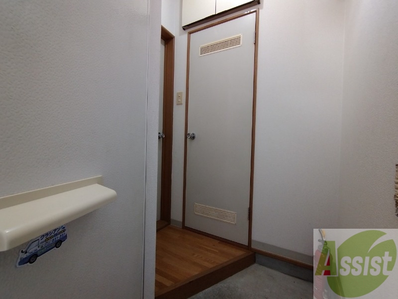 玄関　玄関の様子です。明るい印象ですね。気分もあがりそう。