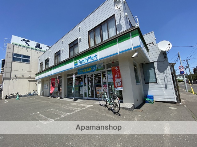 コンビニ　ファミリーマート（コンビニ）まで323m