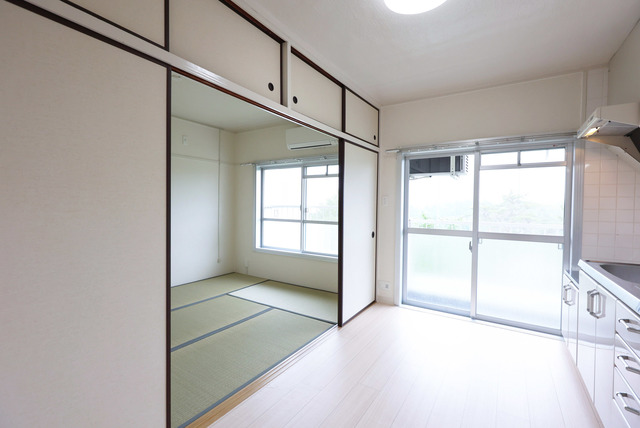 居室・リビング　ふすまを開けてキッチンと和室をつなげて使えます