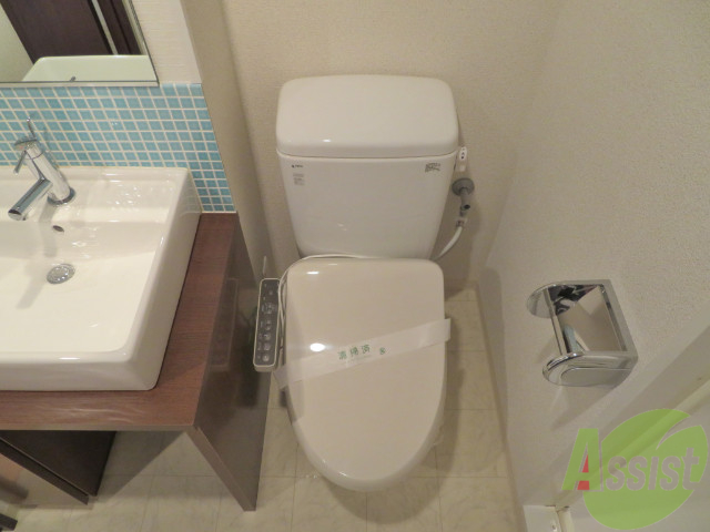 トイレ　温水便座付きおトイレです。お隣は洗面台なので快適ですね。