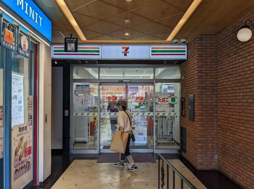 コンビニ　セブンイレブン下北沢駅南口店（コンビニ）まで230m