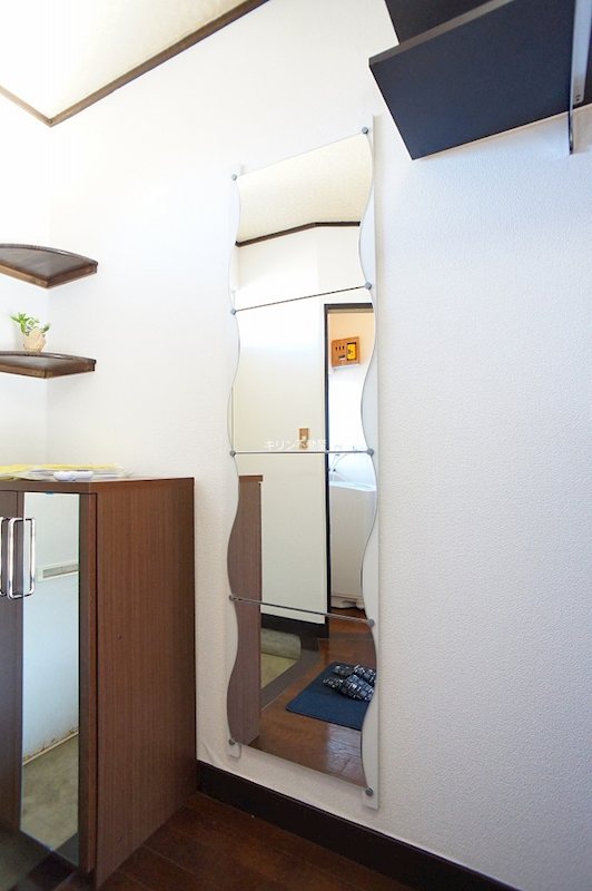 玄関　同建会社同モデル。床材及び建具の色や設備等は実際の室内にてご