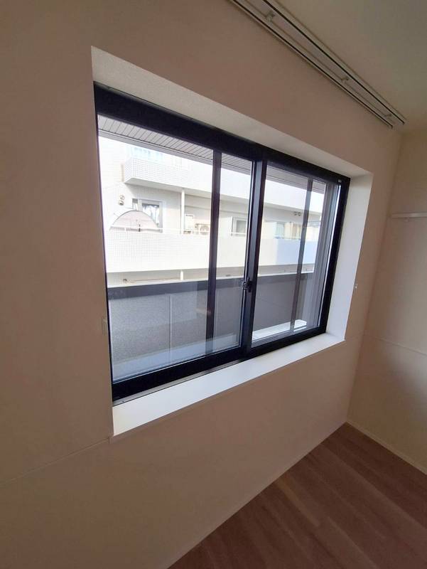 その他部屋・スペース　neko Madobe　ネコが窓の外を見やすいように壁厚があ