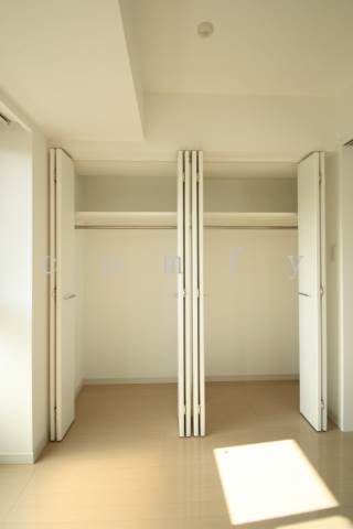 収納　ベッドルームの壁一面収納