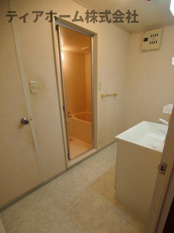 洗面設備　明るい洗面所です