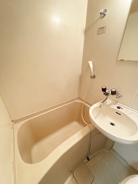 バス・シャワールーム　カーテンで仕切れば湯船にも入れますね♪