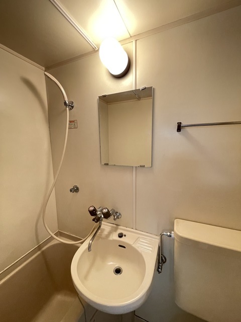 洗面設備　洗面台には鏡付きで支度もスムーズ☆