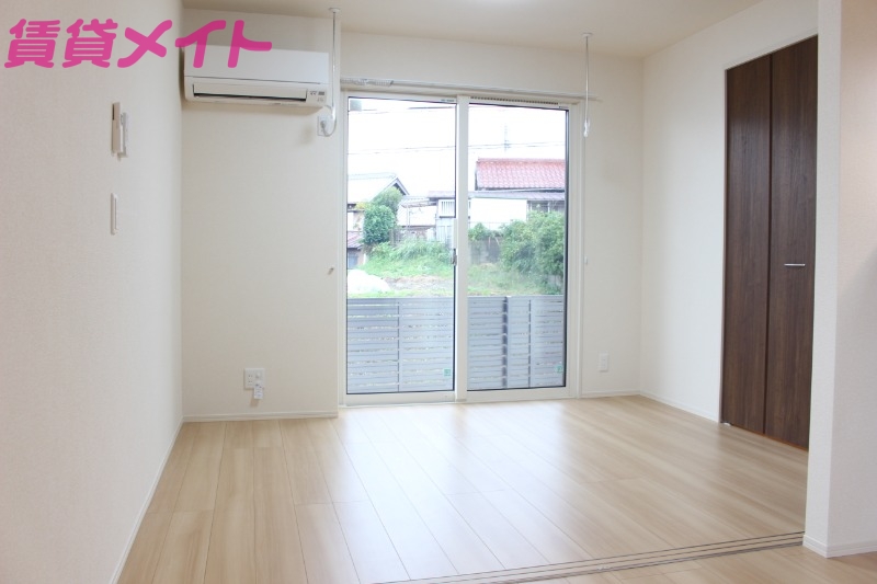 居室・リビング　同物件別部屋のお写真です。