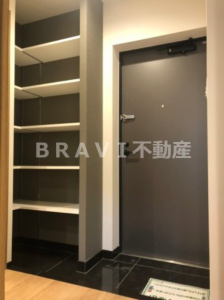 玄関　【BRAVE徳井町】シューズボックスがあり便利な玄関です