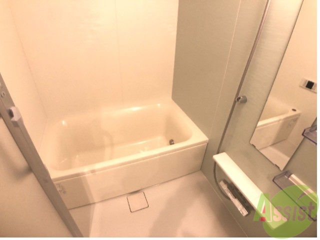 バス・シャワールーム　お風呂です。肩までゆっくりと浸かることができます。