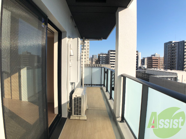 バルコニー　バルコニーです。床が木目調でキレイ。素敵です。