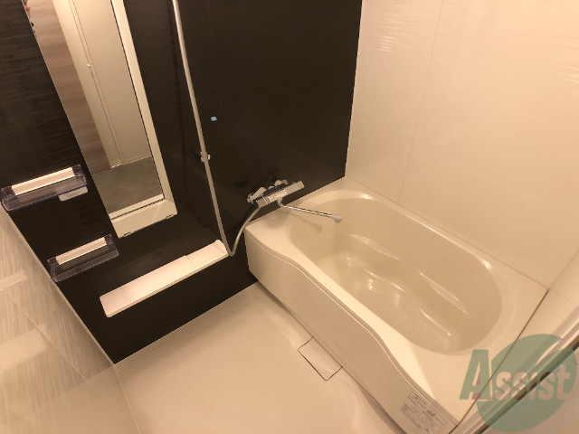 バス・シャワールーム　お風呂です。肩までゆっくりと浸かることができます。