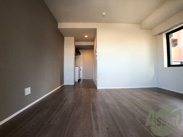 居室・リビング　１３帖ある広めのリビングです。シックな床が素敵ですね。