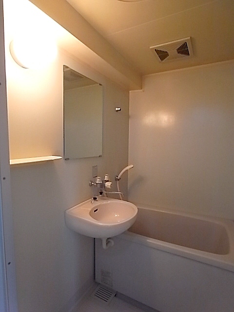 バス・シャワールーム　お風呂・トイレ別のセパレートはいいですね。