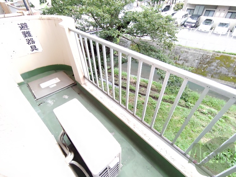 バルコニー　洗濯物がたくさん干せるバルコニーで嬉しいですね。