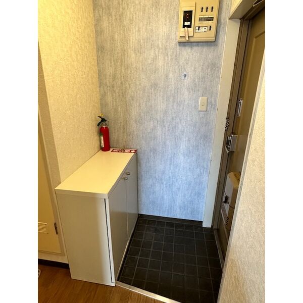 玄関　4階同号室内観です