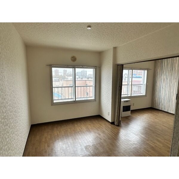 居室・リビング　4階同号室内観です