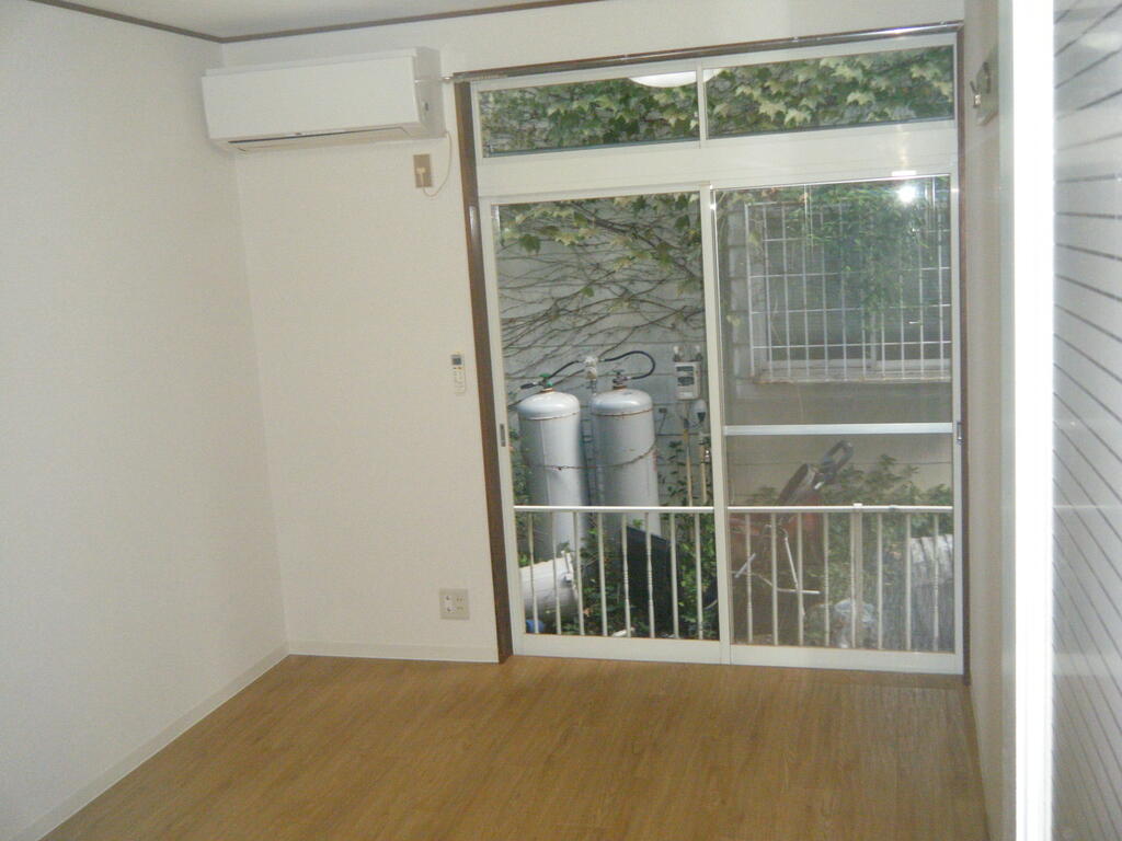 居室・リビング　洋室６帖　床Pタイル・壁紙張替済み