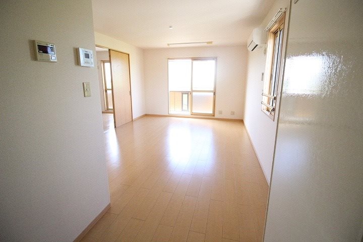 居室・リビング　明るいキッチン収納付