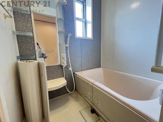 バス・シャワールーム　シンプルなユニットバス☆窓付きで換気も楽々！