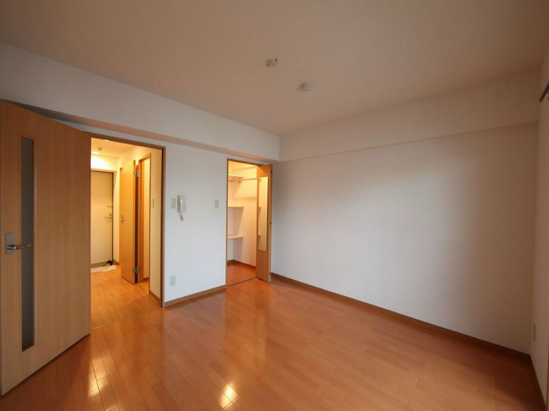 その他部屋・スペース　洋室8.0帖　エアコン付　収納充実　バルコニー